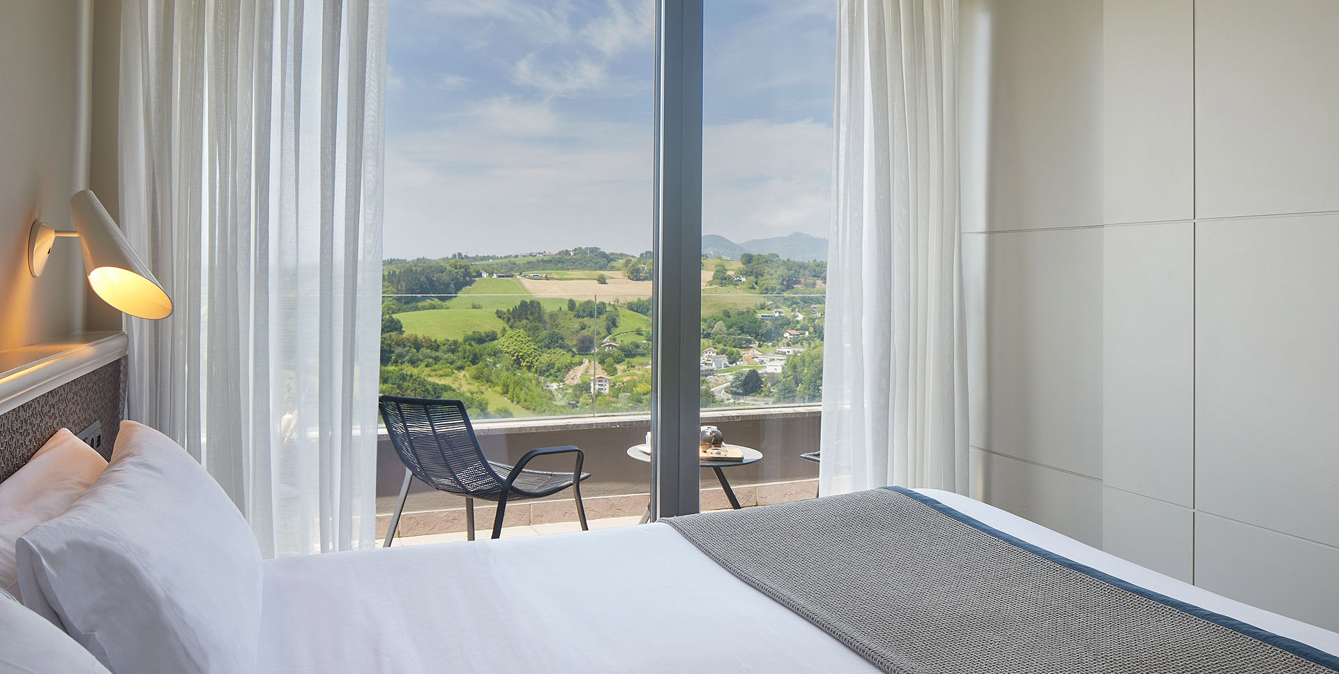 Apartahotel FeelFree STAYS Basoa, en San Sebastián. Habitación con balcón y vistas a Miramón.