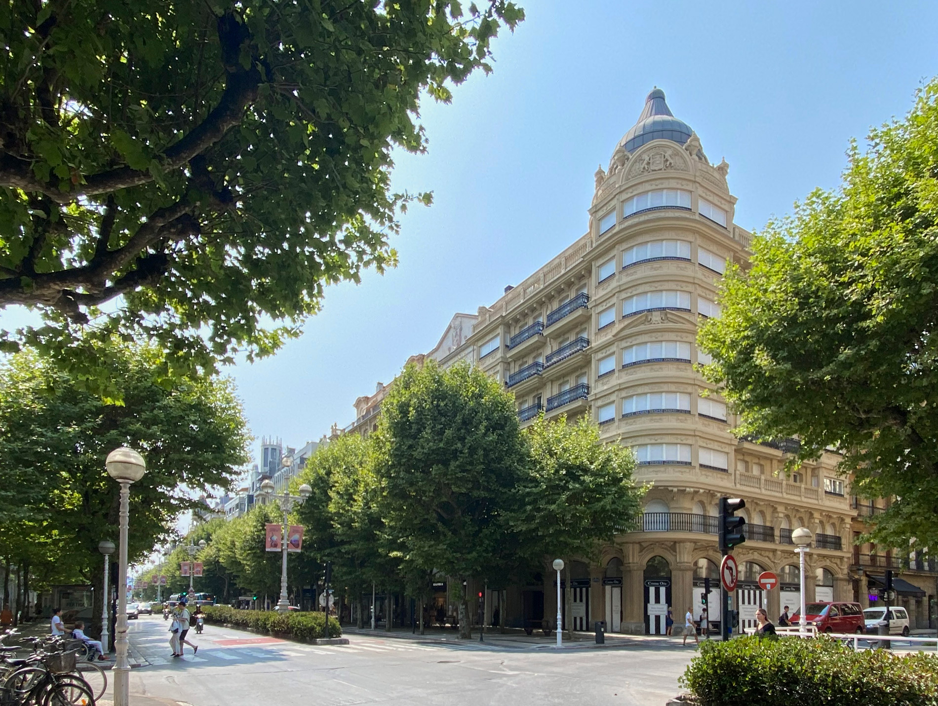 De compras en la avenida de la Libertad, uno de los imprescindibles de FeelFree en la guía del centro de San Sebastián.