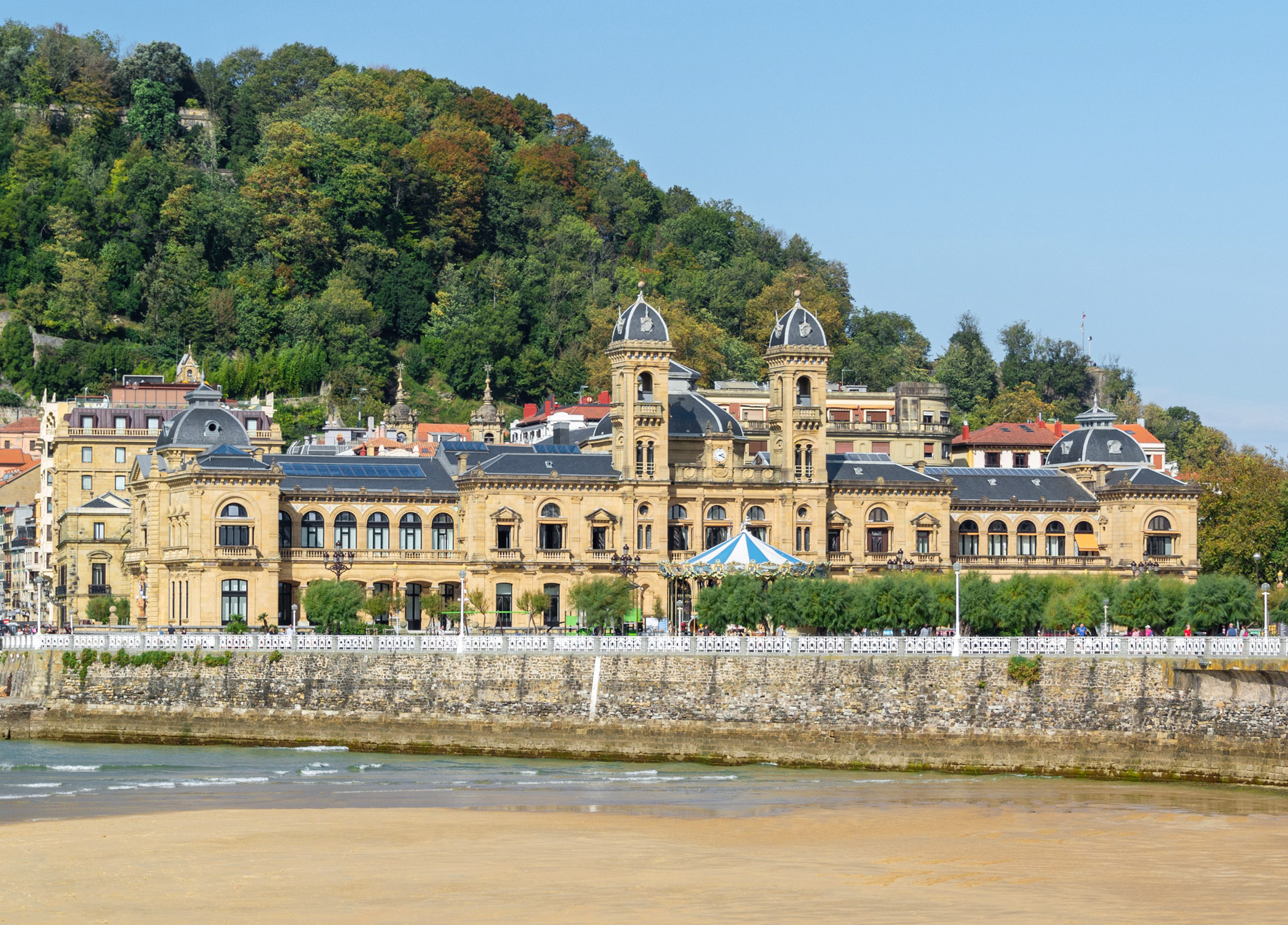 Ayuntamiento, uno de los imperdibles en nuestra guía del centro de San Sebastián.