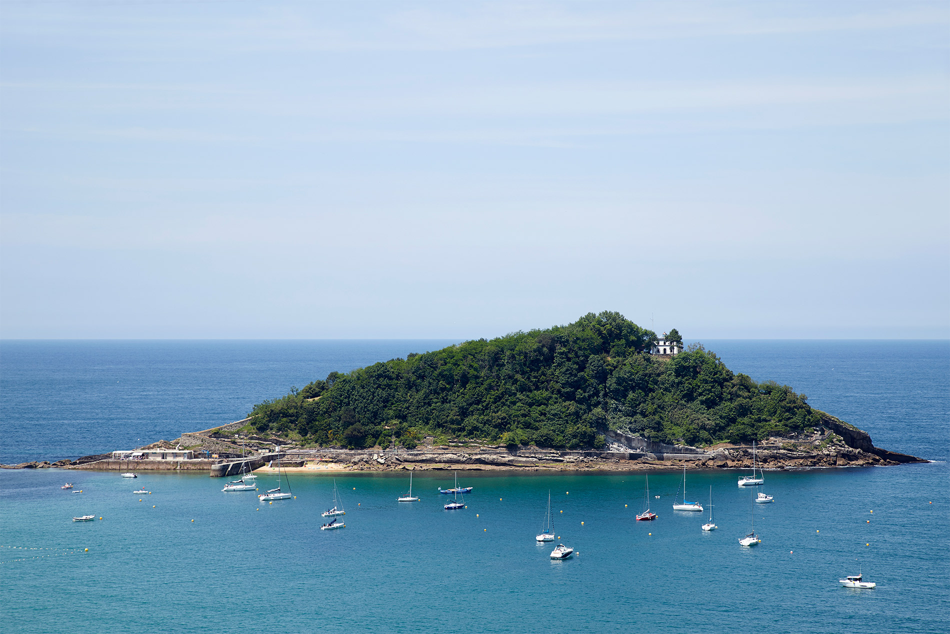 Vistas a la isla Santa Clara desde la playa de La Concha, en el centro de San Sebastián.