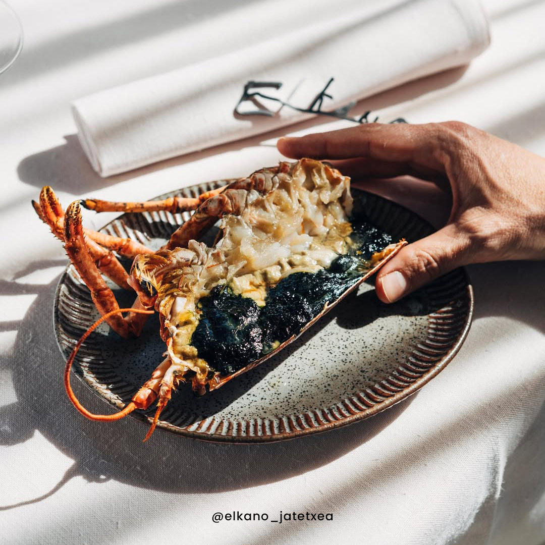 Bogavante servido en su caparazón. Plato del restaurante Elkano en Getaria.