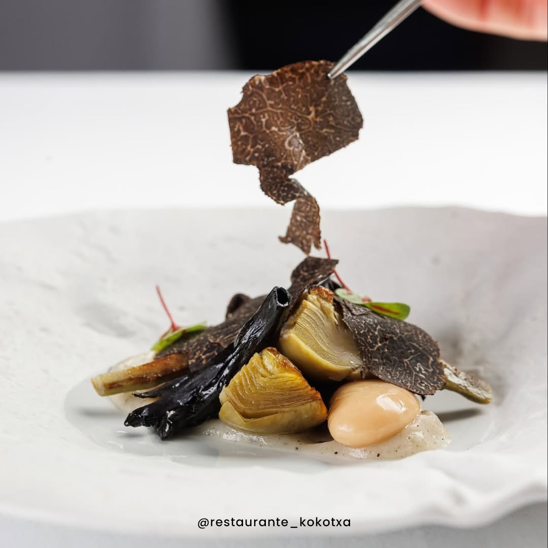 Trufa negra de invierno con alcachofa. Plato de temporada del restaurante Kokotxa en San Sebastián.