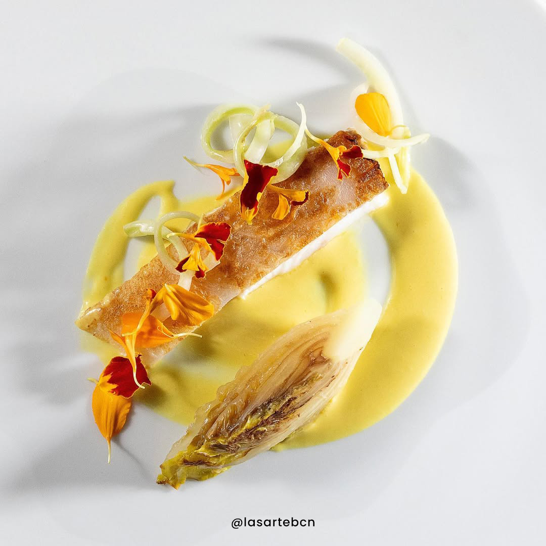 Rodaballo a la brasa con cogollos escabechados con vinagreta caliente de cítrico y azafrán. Elaboración de Martín Berasategui.