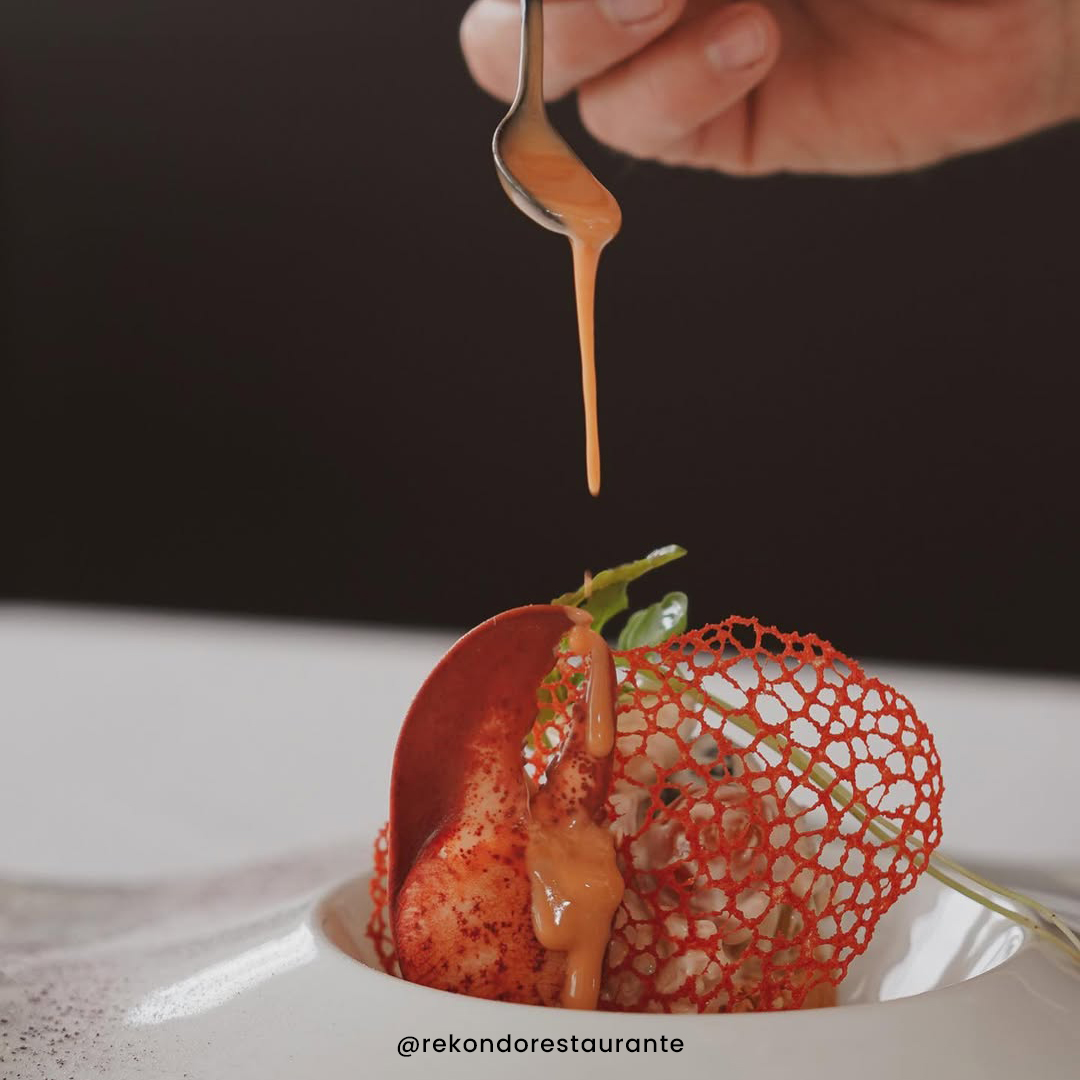 Ensaladilla de bogavante y pastel de kabratxo. Plato del restaurante Rekondo en San Sebastián.