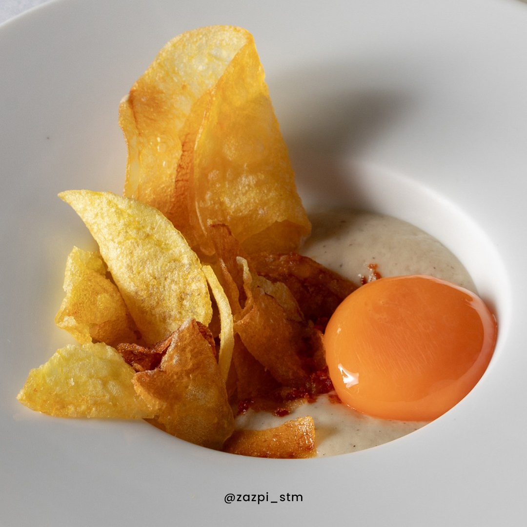 Huevo, jamón, patata y trufa. Plato del restaurante Zazpi, en el Museo San Telmo en San Sebastián.