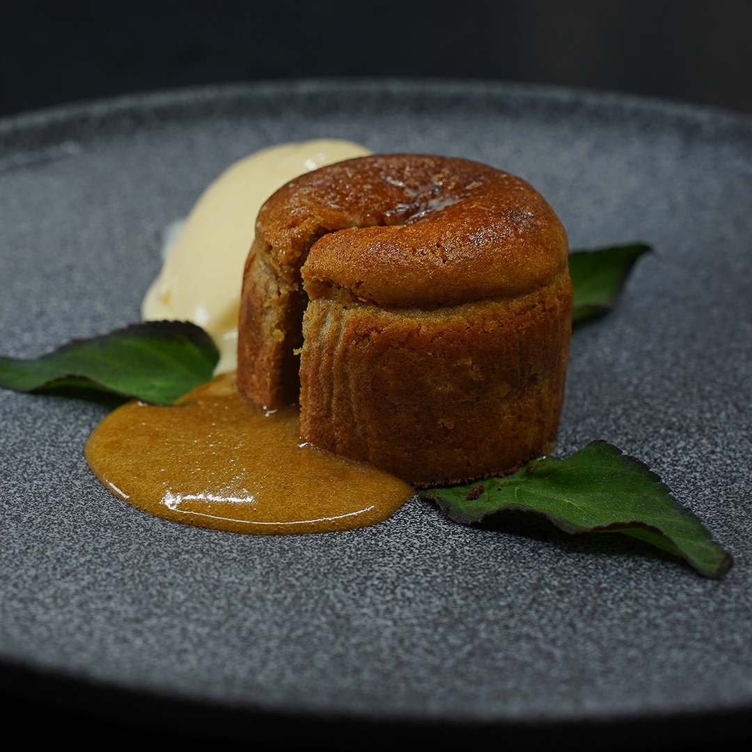 Coulant de avellana con helado de manzana. Postre del restaurante Zelai Txiki en San Sebastián.