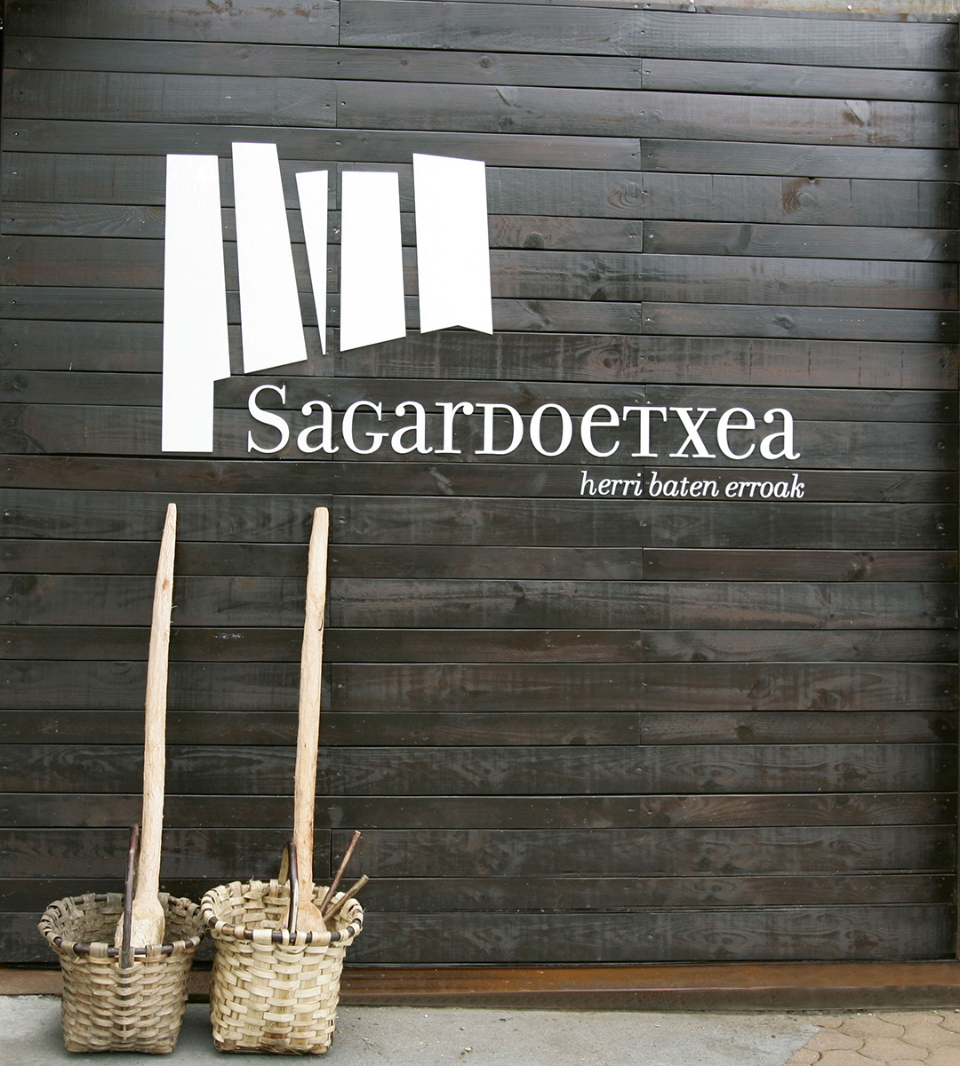 Entrada a la Sagardoetxea (casa de la sidra), en Astigarraga.
