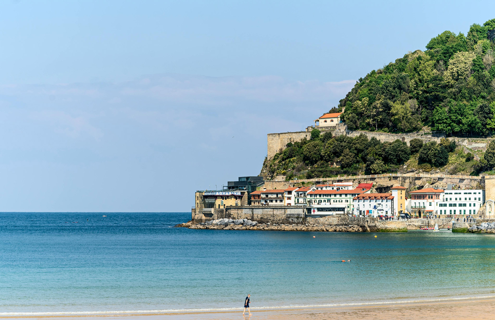 Vistas a la Parte Vieja de San Sebastián desde la playa de La Concha.