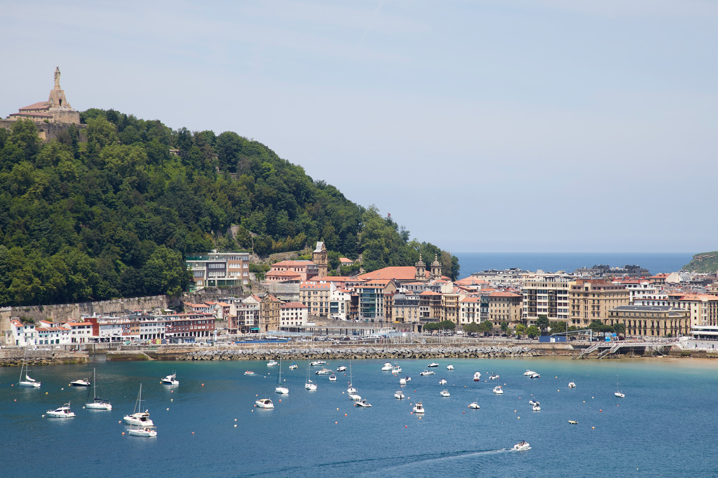 Paseo Nuevo y Monte Urgull, dos de los principales atractivos de la Parte Vieja de San Sebastián.