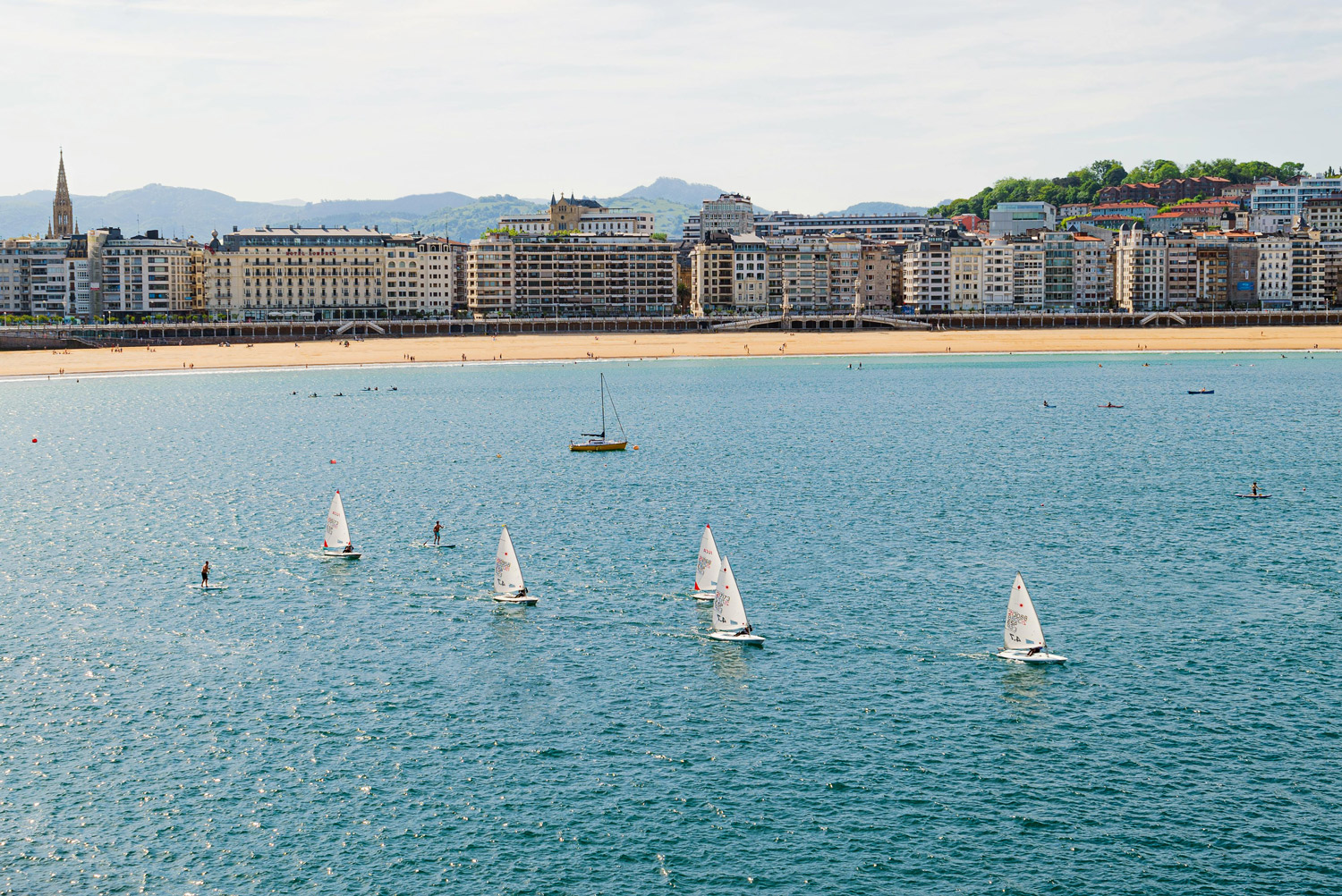 Playa de La Concha, uno de los imperdibles en nuestra guía del centro de San Sebastián.