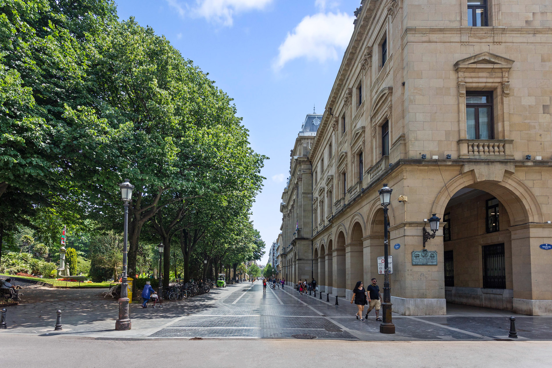 Plaza Gipuzkoa, uno de los imperdibles en nuestra guía del centro de San Sebastián.