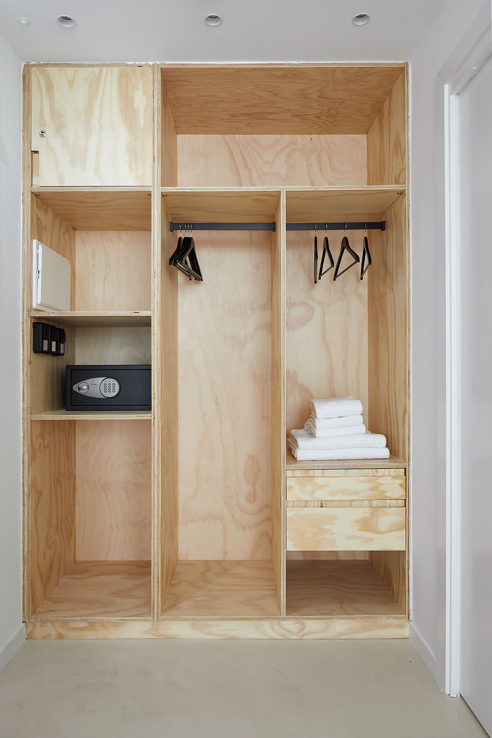 Armario de la habitación Stay Extra Suite de FeelFree STAYS Antiguo, con caja fuerte y espacio para guardar el equipaje.