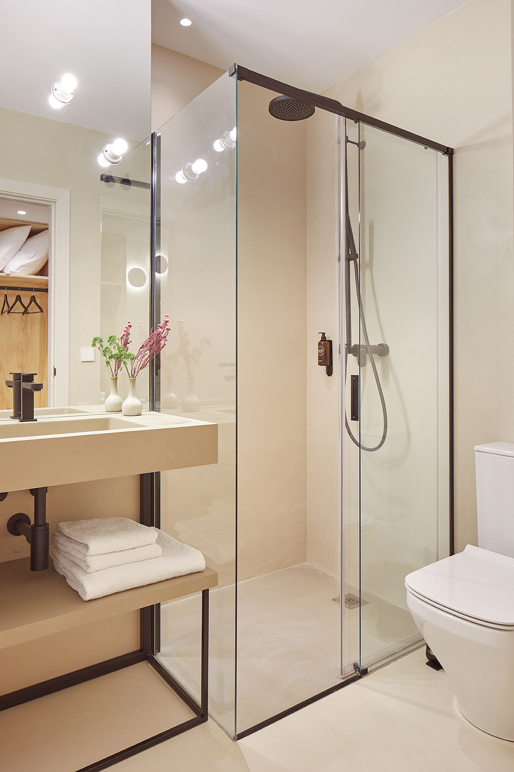 Baño privado con ducha de las Stay Suite de FeelFree STAYS Antiguo.