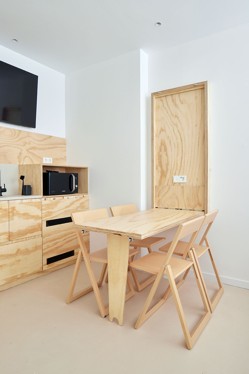 Zona office con mesa para cuatro personas en la Stay Extra Suite de FeelFree STAYS Antiguo.
