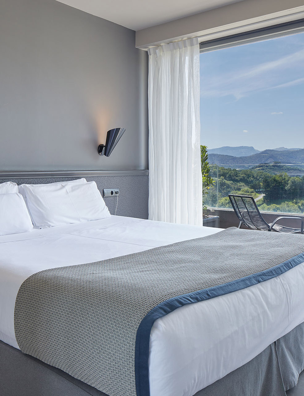 Dormitorio con vistas a las montañas en FeelFree STAYS Basoa.