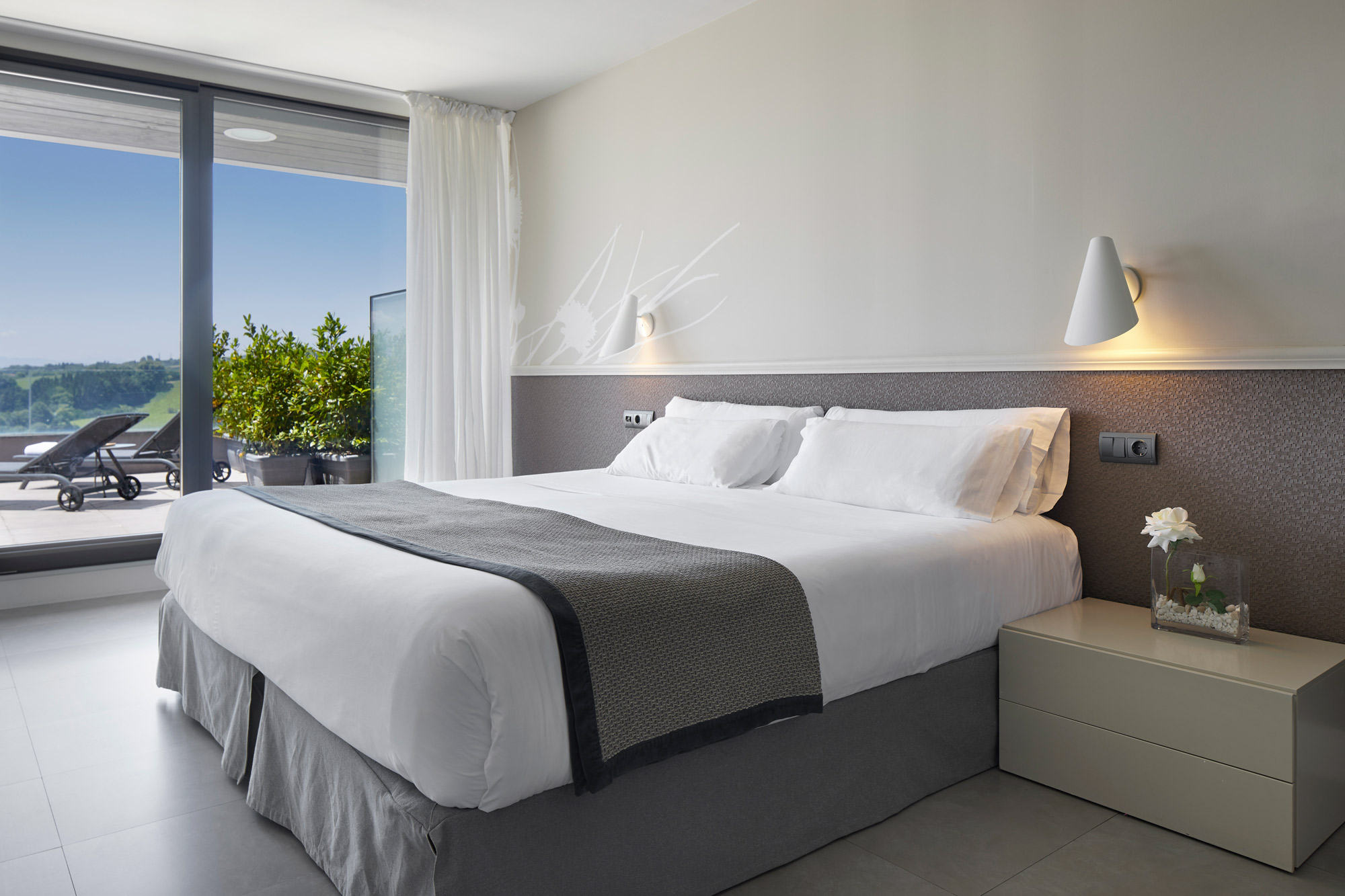 Dormitorio con terraza de FeelFree STAYS Basoa en San Sebastián.