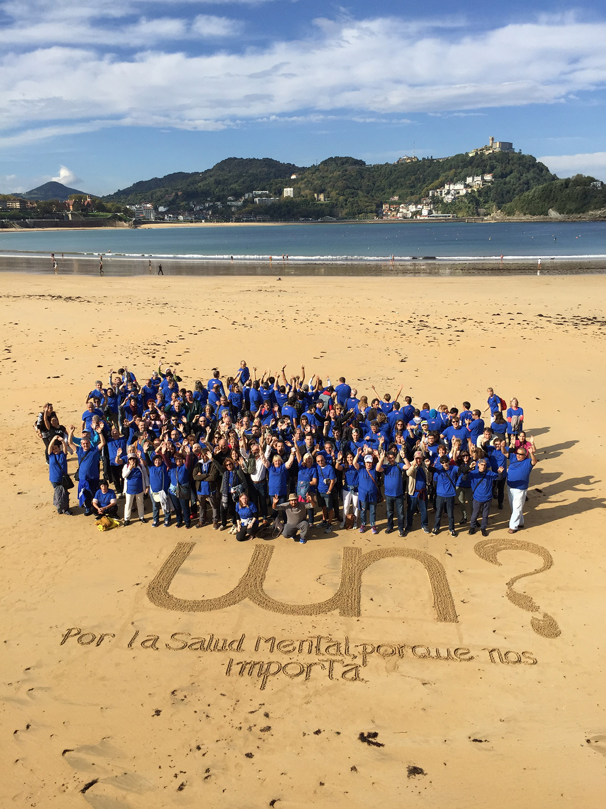 Miembros de la fundación Why Not, en la playa de La Concha de San Sebastián.