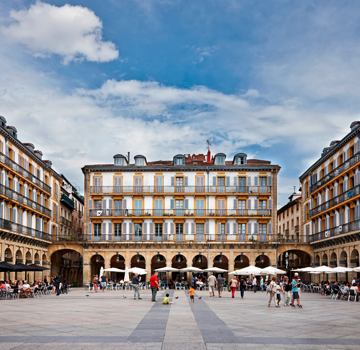 Vida local en la Plaza de la Constitución de San Sebastián.