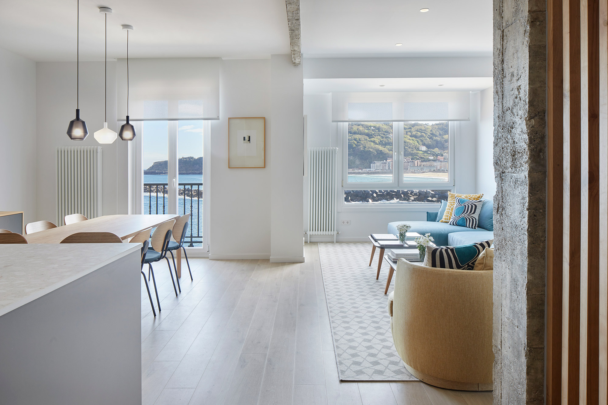 Salón con vistas al mar del apartamento Kurhaus de FeelFree RENTALS en San Sebastián.
