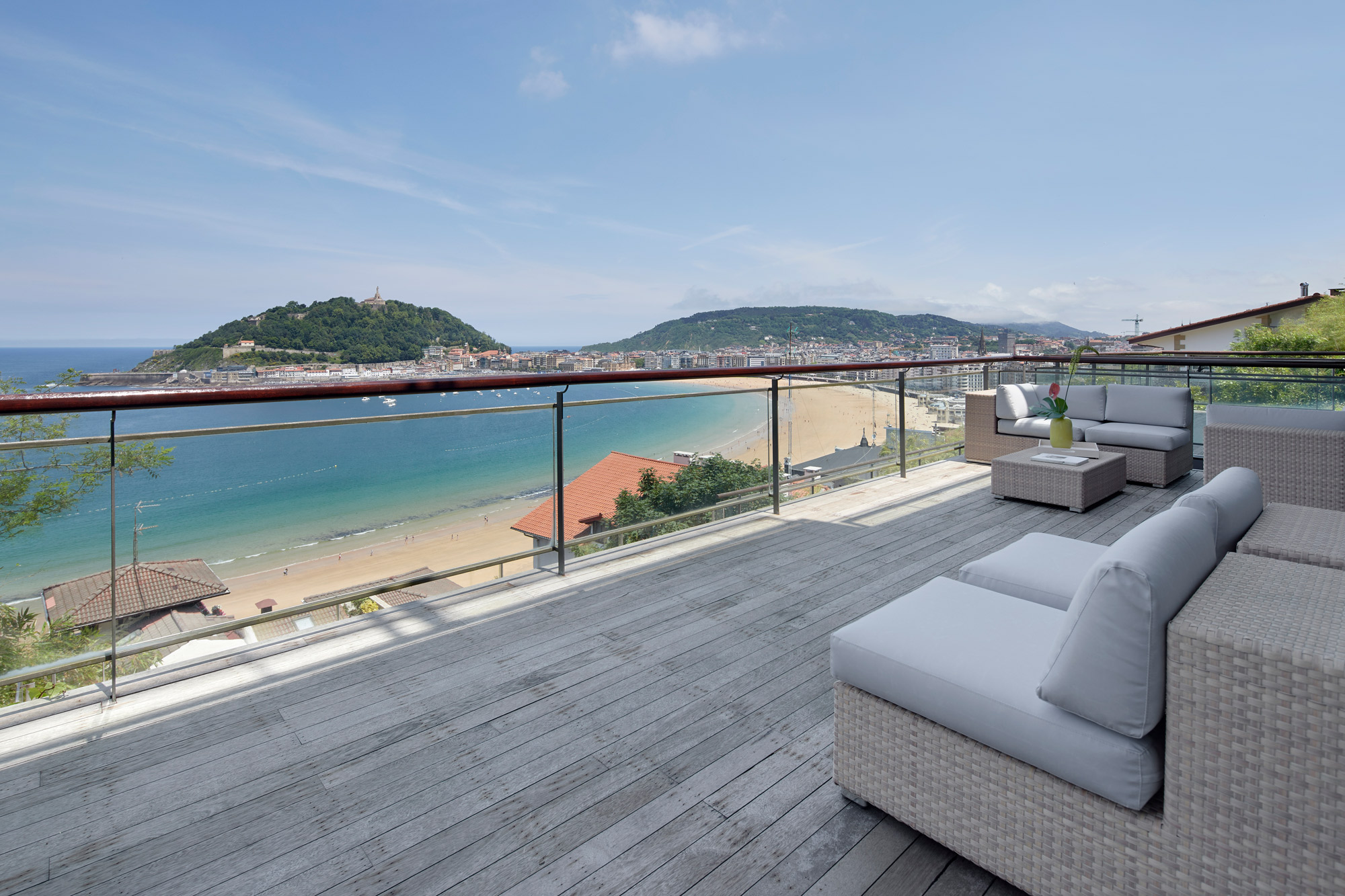 Terraza con vistas a la bahía de La Concha de Villa Baena, FeelFree Rentals.
